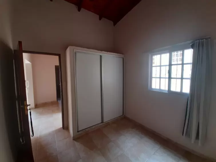 Se alquila casa 2 dormitorios sobre avenida
